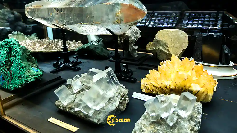 تاریخچه سنگ‌های تزیینی